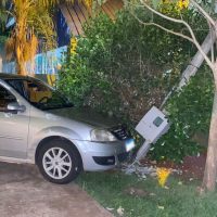 Imagem referente a Veículo invade praça e atinge poste no Bairro Santa Cruz