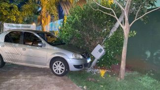 Veículo invade praça e atinge poste no Bairro Santa Cruz