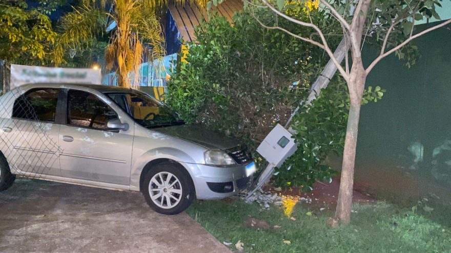 Veículo invade praça e atinge poste no Bairro Santa Cruz