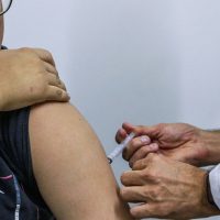 Jovens de 15 a 19 anos podem se vacinar contra HPV até junho de 2026 Imagem referente a Jovens de 15 a 19 anos podem se vacinar contra HPV até junho de 2026
