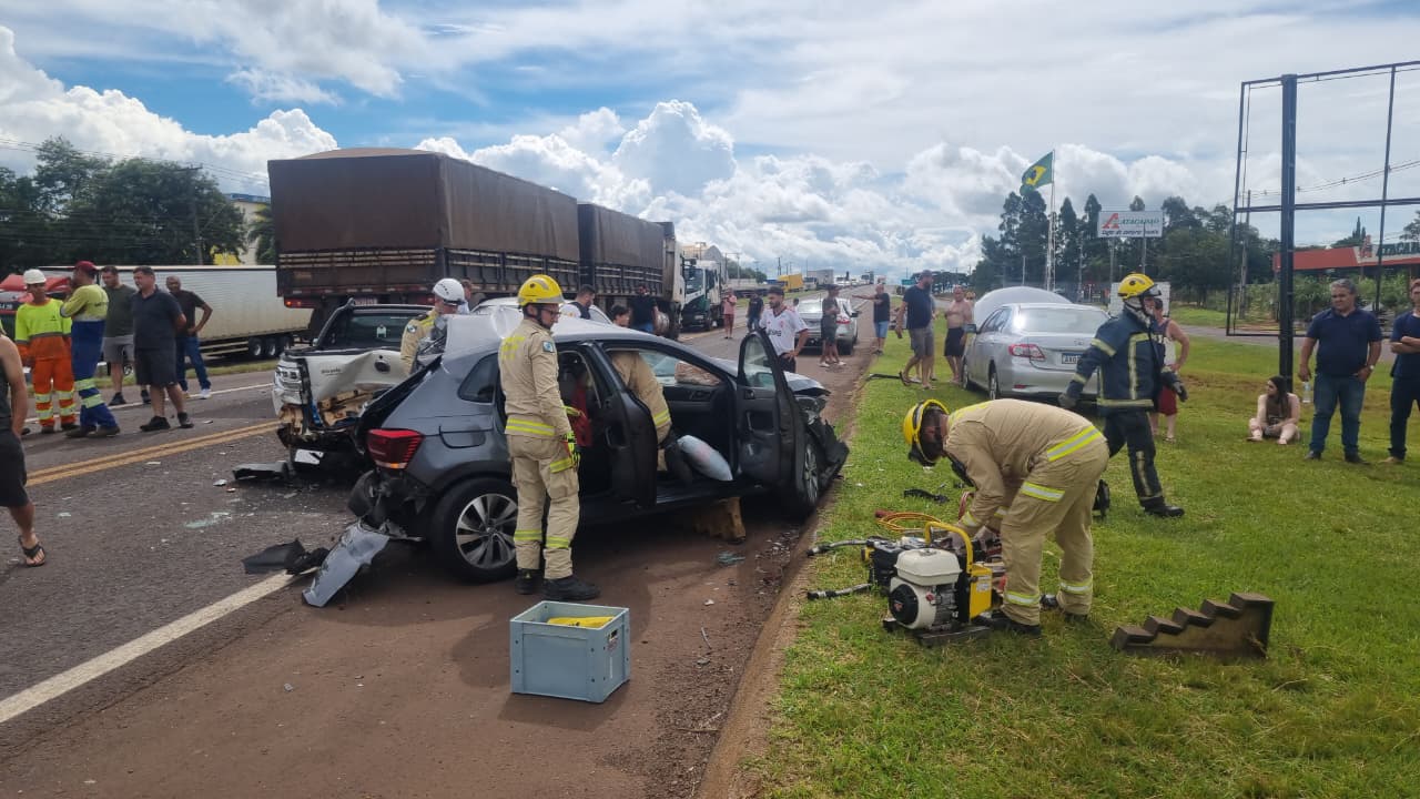 Acidente com múltiplos veículos provoca o caos na BR-277, em Cascavel Acidente com múltiplos veículos provoca o caos na BR-277, em Cascavel