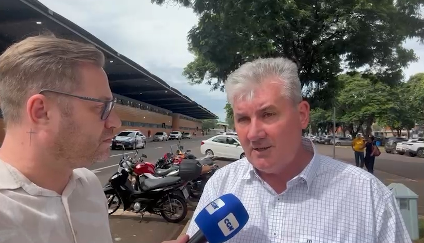 Secretário reconhece malha antiga e diz que problema dos buracos vai além do tapa-buraco Secretário reconhece malha antiga e diz que problema dos buracos vai além do tapa-buraco