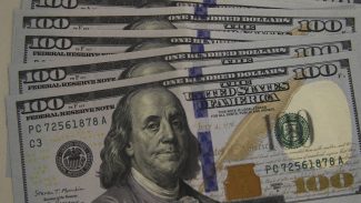 Após sete altas seguidas, dólar cai 0,95% e fecha em R$ 5,53
