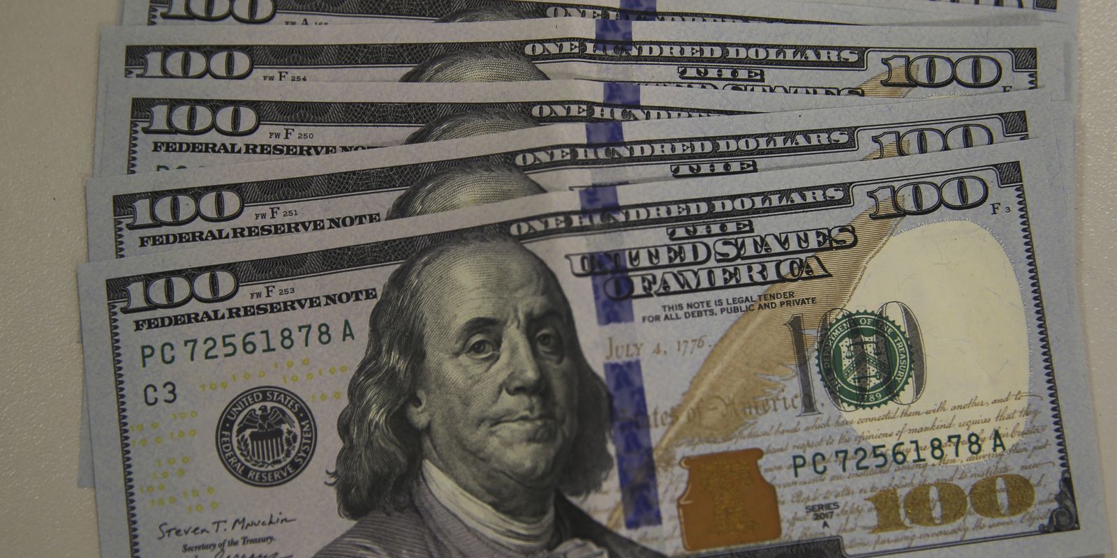 Após sete altas seguidas, dólar cai 0,95% e fecha em R$ 5,53 Após sete altas seguidas, dólar cai 0,95% e fecha em R$ 5,53
