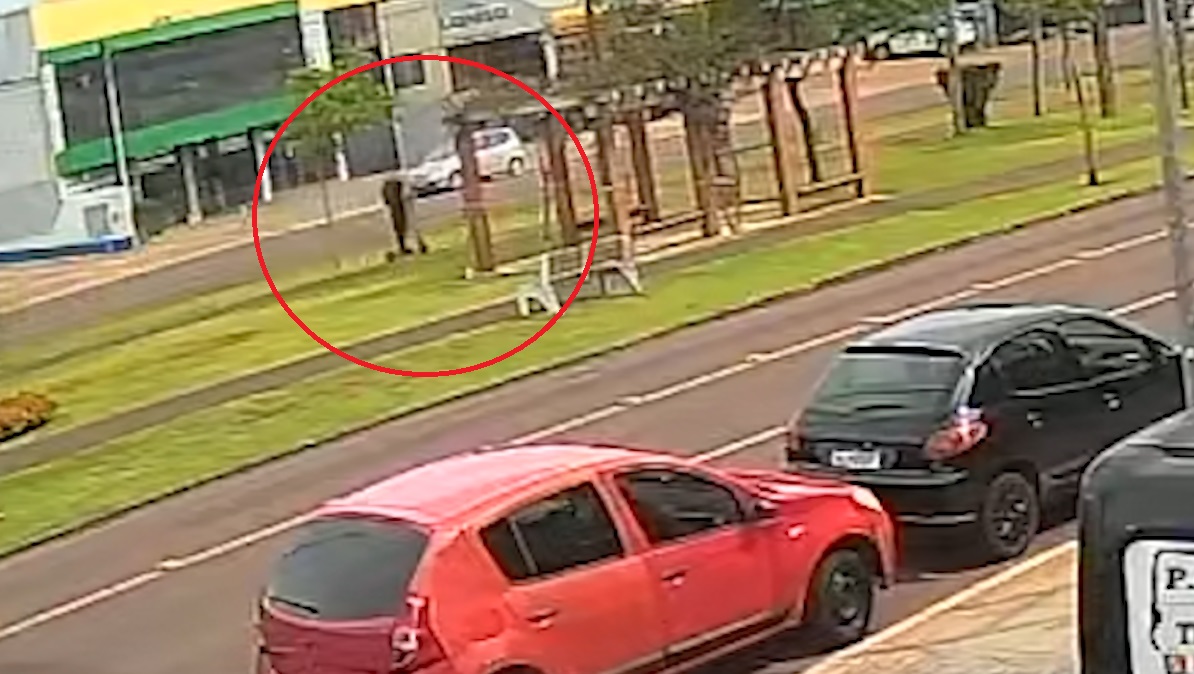 Câmera registra momento em que jovem fica ferido ao cair de patinete na Tancredo Neves Câmera registra momento em que jovem fica ferido ao cair de patinete na Tancredo Neves