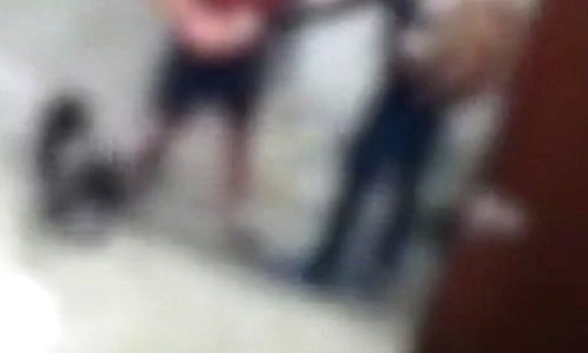 Barraco na calçada: mulher é xingada e acusada de 'dar em cima' após cumprimentar marido de vizinha Barraco na calçada: mulher é xingada e acusada de 'dar em cima' após cumprimentar marido de vizinha