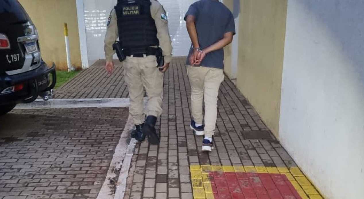 Jovem ameaça companheira e acaba detido pela PM no bairro Cataratas Jovem ameaça companheira e acaba detido pela PM no bairro Cataratas