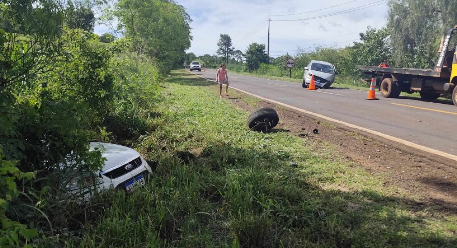 Colisão entre Fox e Focus deixa motoristas feridos na PR-495 em Medianeira Colisão entre Fox e Focus deixa motoristas feridos na PR-495 em Medianeira