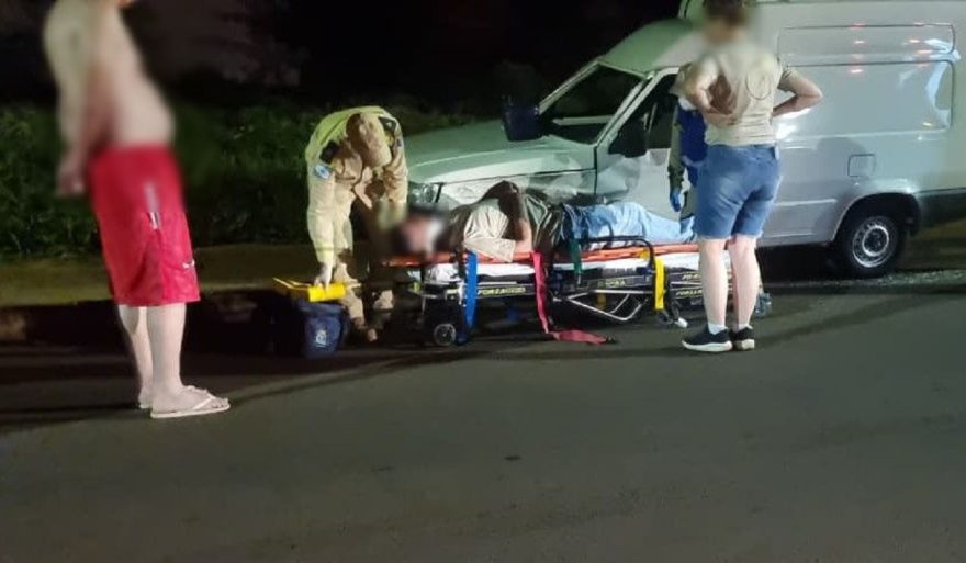 Condutor tem ferimento grave em colisão entre Palio e Fiorino no bairro Periolo