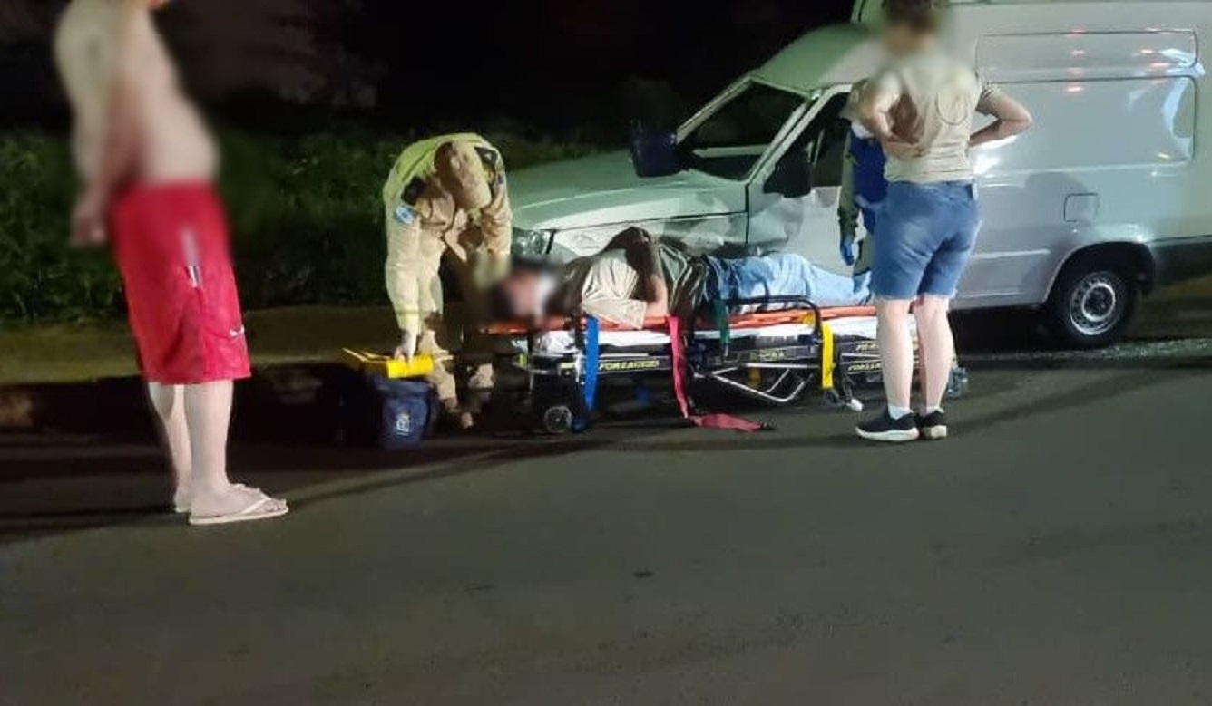 Condutor tem ferimento grave em colisão entre Palio e Fiorino no bairro Periolo