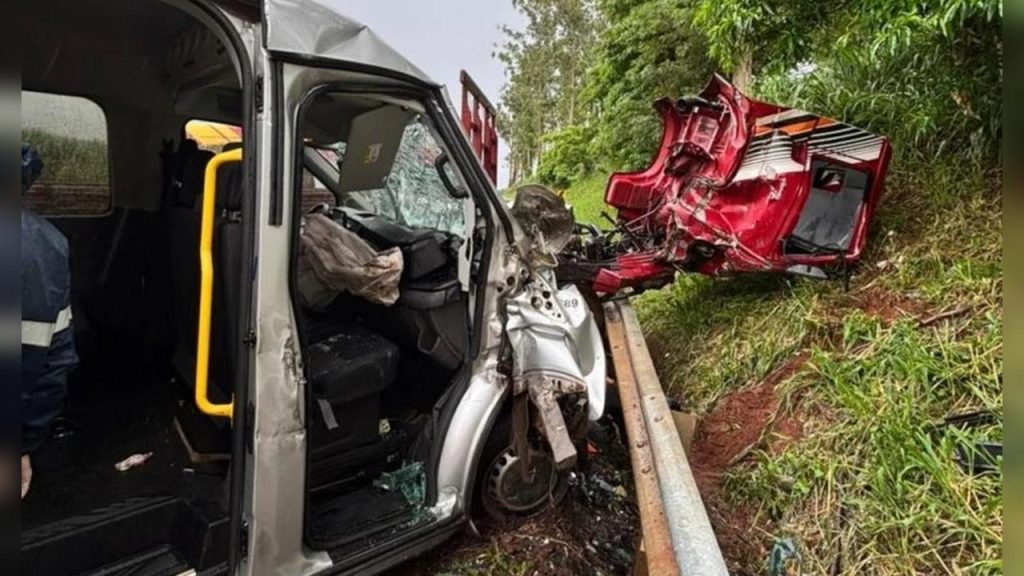 Tragédia na PR-082: Colisão frontal entre van da saúde e caminhão deixa um morto e sete feridos Tragédia na PR-082: Colisão frontal entre van da saúde e caminhão deixa um morto e sete feridos