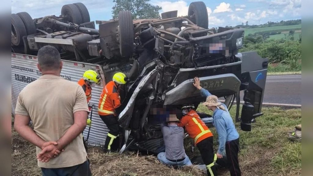 Motorista fica preso às ferragens após capotamento de caminhão baú na BR-376 Motorista fica preso às ferragens após capotamento de caminhão baú na BR-376