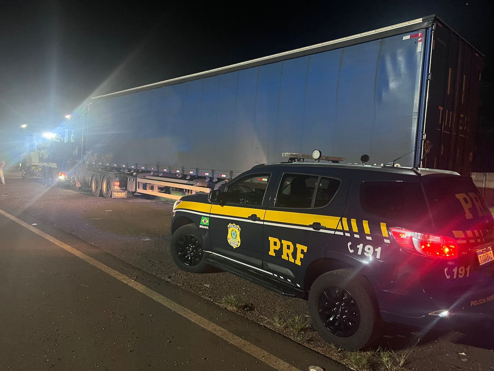 PRF flagra caminhão com condutor embriagado após denúncia de usuário na BR-277