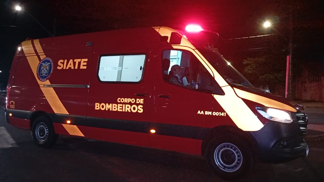Jovem fica ferido em acidente entre moto e carro no bairro Santa Cruz
