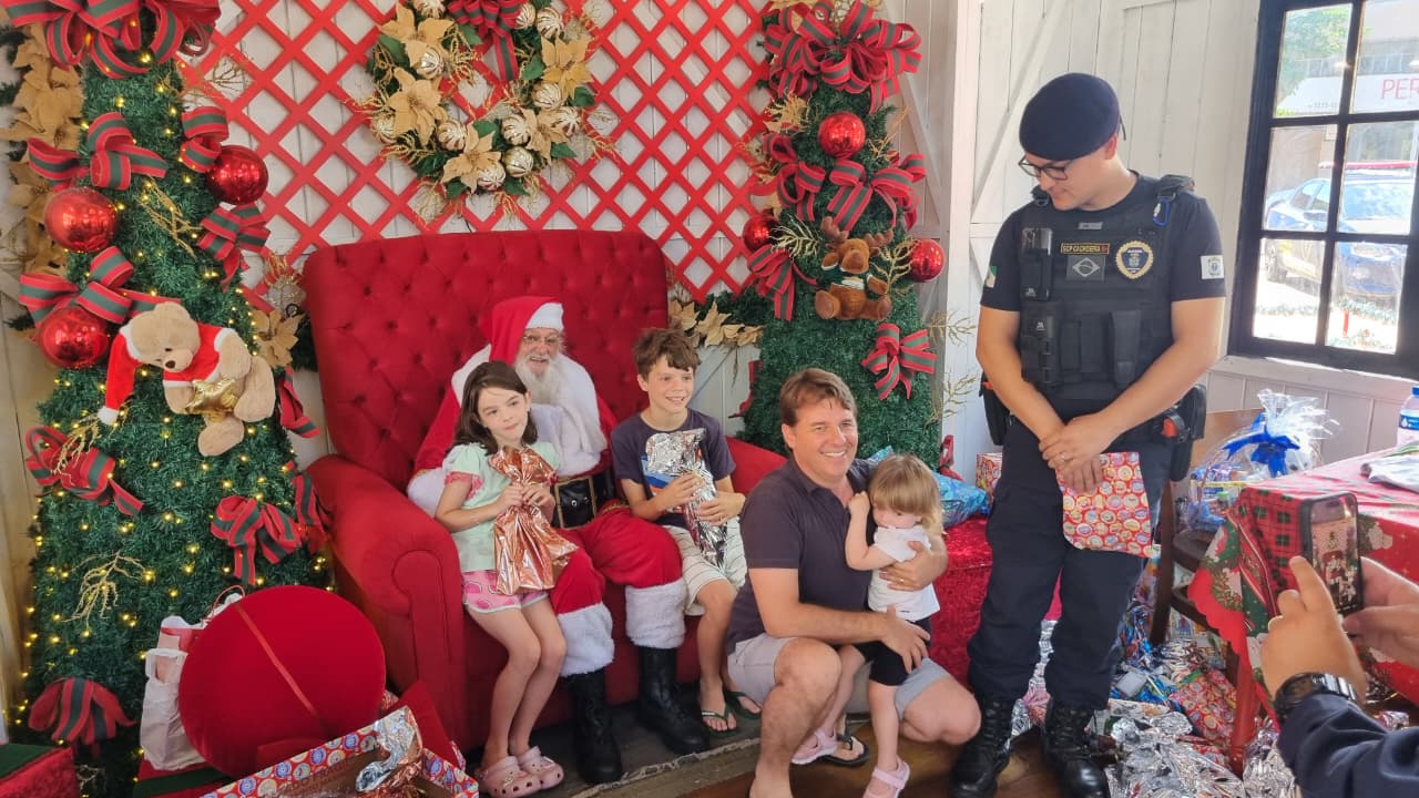Guarda Civil Patrimonial faz Natal solidário e distribui brinquedos na casinha do Papai Noel