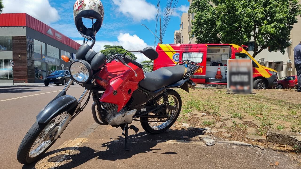 Acidente entre três veículos deixa motociclista ferido na Rua Erechim