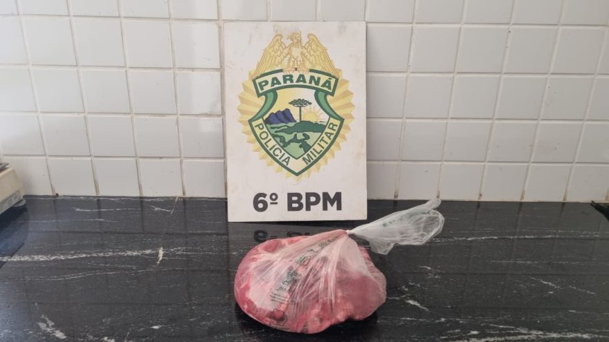 Mulher é detida após esconder peça de carne na mochila de criança