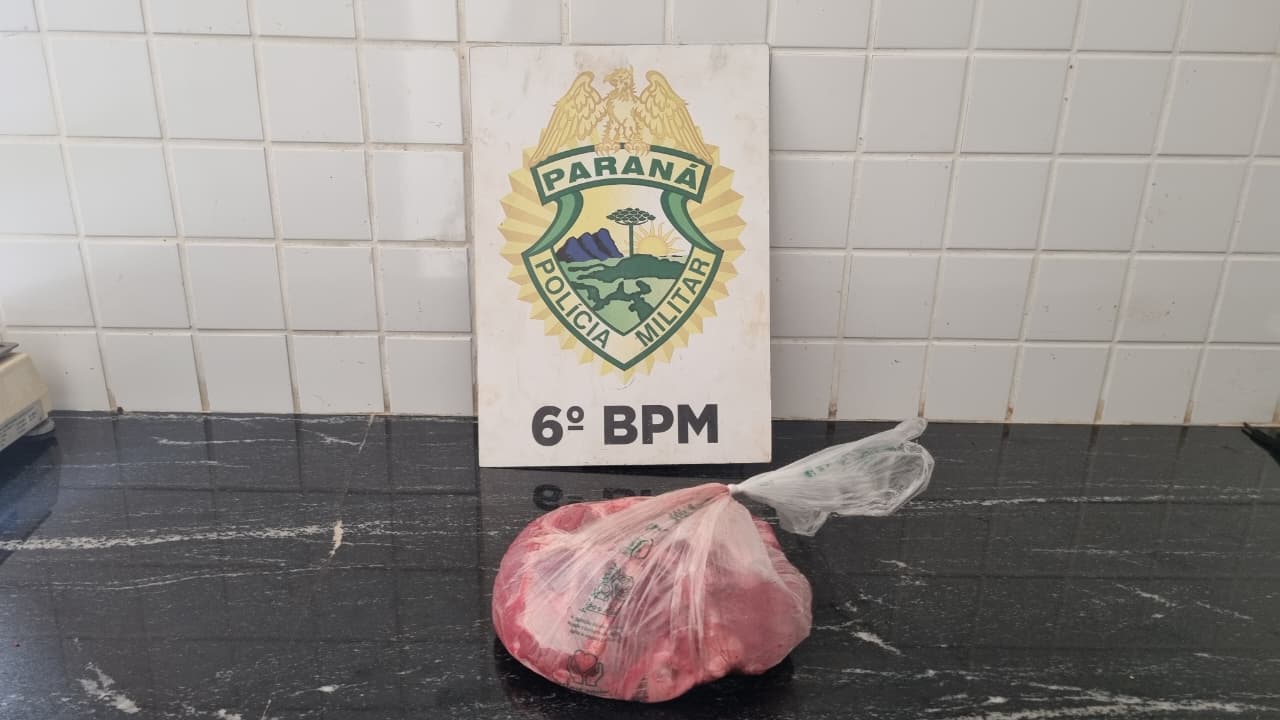 Mulher é detida após esconder peça de carne na mochila de criança