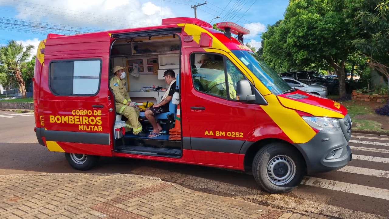 Batida entre moto e utilitário no Bairro Periolo deixa jovem ferido