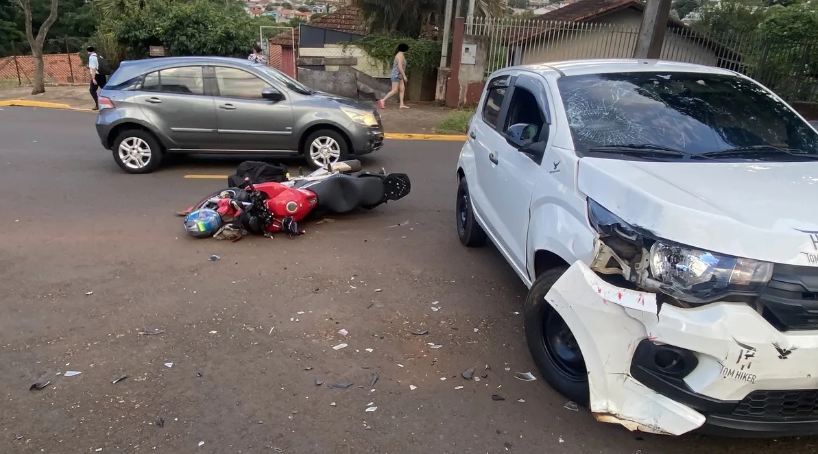 Motoboy sai ferido após colisão em Apucarana; motorista abandona carro