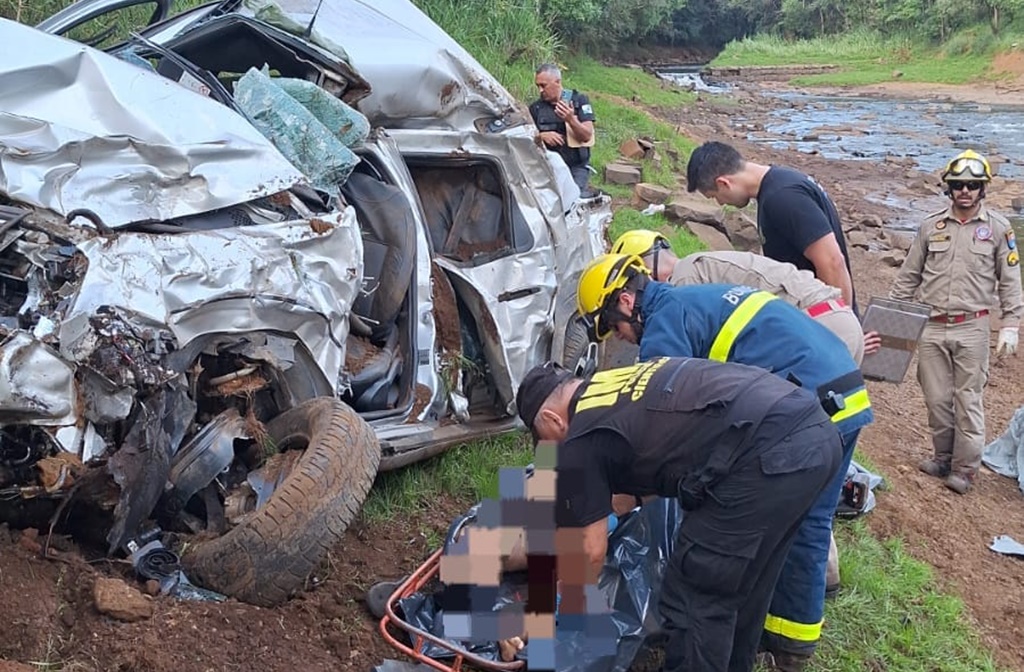 Homem perde a vida após carro sair da pista e cair no Rio das Mortes, em Guarapuava