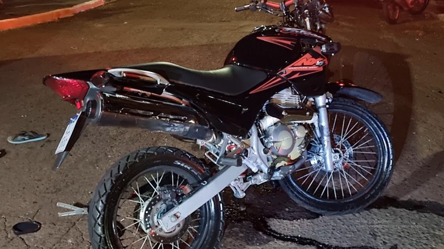 Passageiro quebra os punhos e motociclista é pego em teste do bafômetro, sem CNH, em acidente em Cascavel