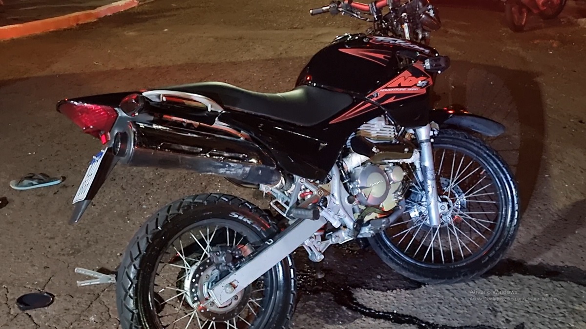 Passageiro quebra os punhos e motociclista é pego em teste do bafômetro, sem CNH, em acidente em Cascavel