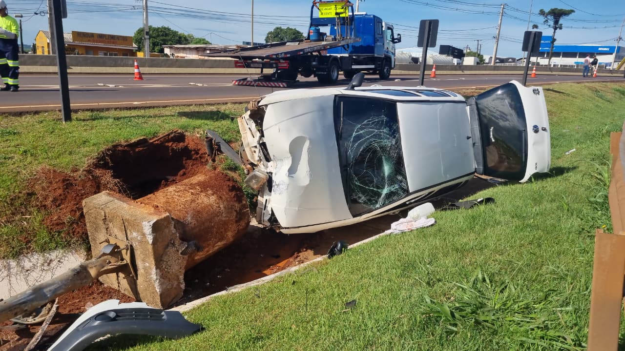 Gol cai na canaleta do Trevo Cataratas e bloqueia acesso à BR-369, em Cascavel