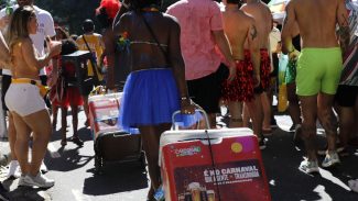 Rio inicia credenciamento de ambulantes para o carnaval de rua 2026