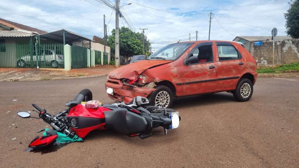 Jovem ferido é atendido por socorristas após batida entre moto e carro no Interlagos