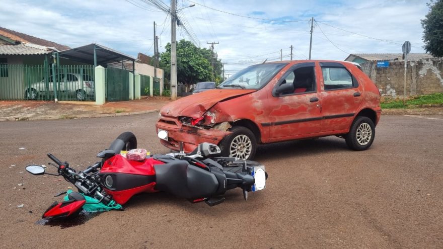 Jovem ferido é atendido por socorristas após batida entre moto e carro no Interlagos
