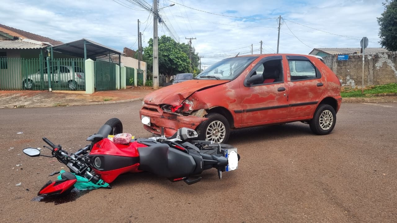 Jovem ferido é atendido por socorristas após batida entre moto e carro no Interlagos