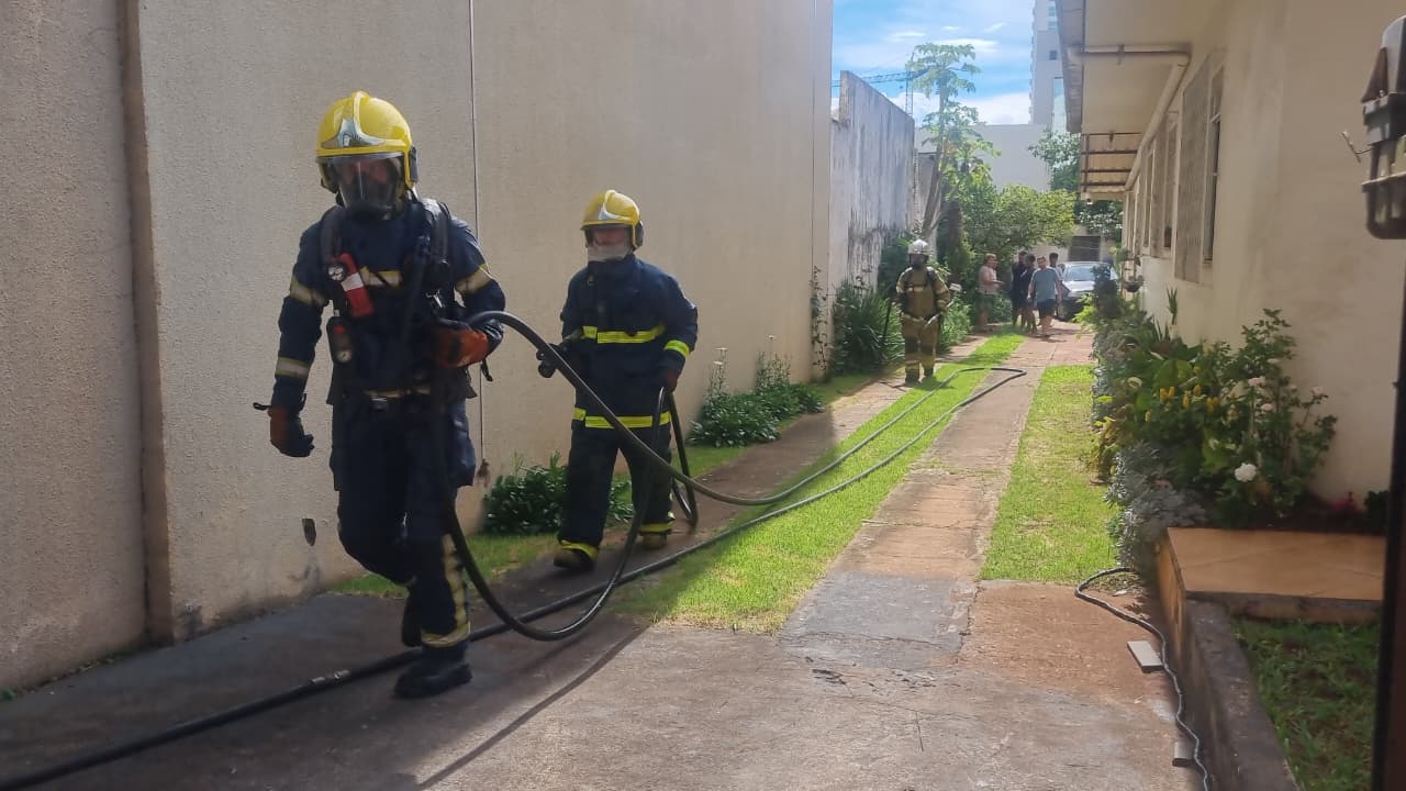 Bombeiros são acionados para combater incêndio em residência na Rua Salgado Filho