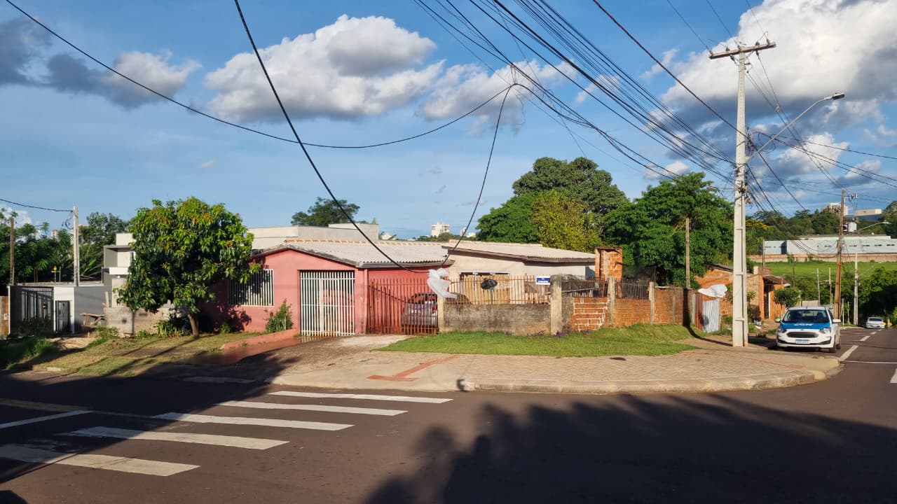 Risco de acidentes: fios estão caídos em cruzamento no Santa Cruz
