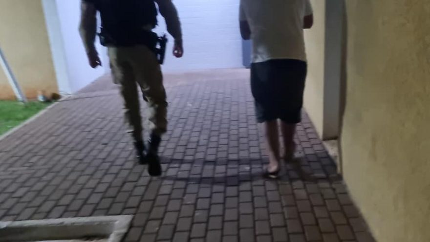 ROTAM prende homem com faca e revólver em Capitão Leônidas Marques