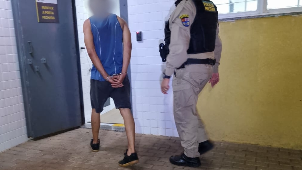 Homem é detido por agressão contra mulher no bairro Santa Cruz