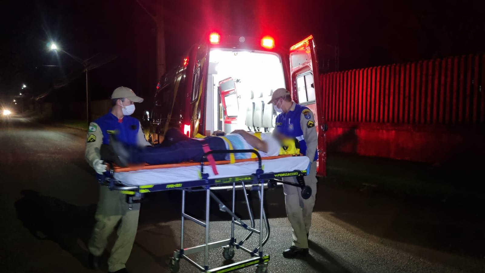 Motociclista fica ferido após queda e é socorrido no bairro Nova Cidade