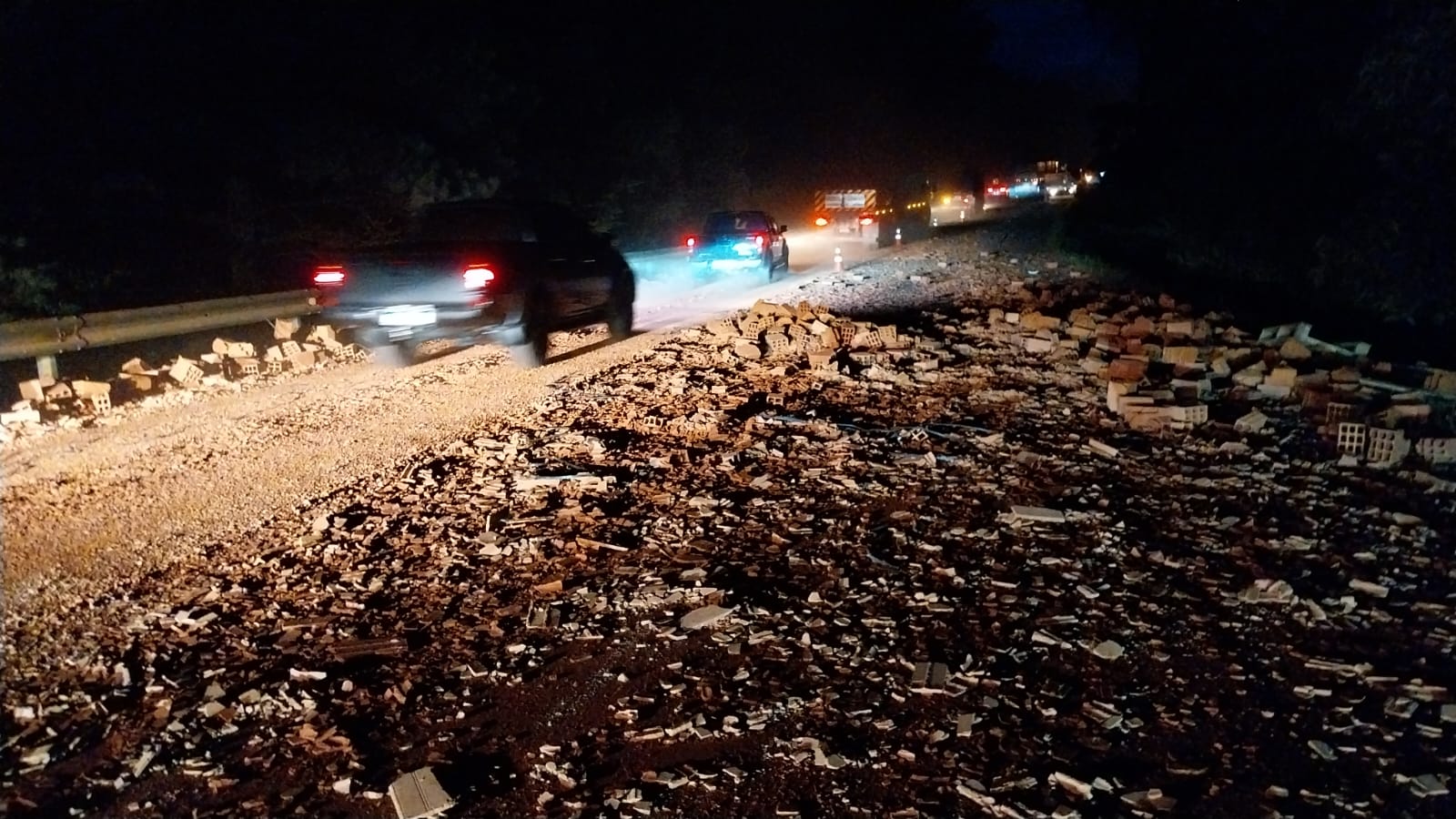 Derramamento de carga provoca bloqueios e longa fila na BR-376 entre Curitiba e o litoral de SC