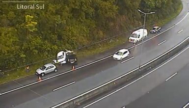 Imagem referente a Vídeo chocante mostra momento em que carro desgovernado atropela policiais da PRF e mais duas pessoas na BR-101