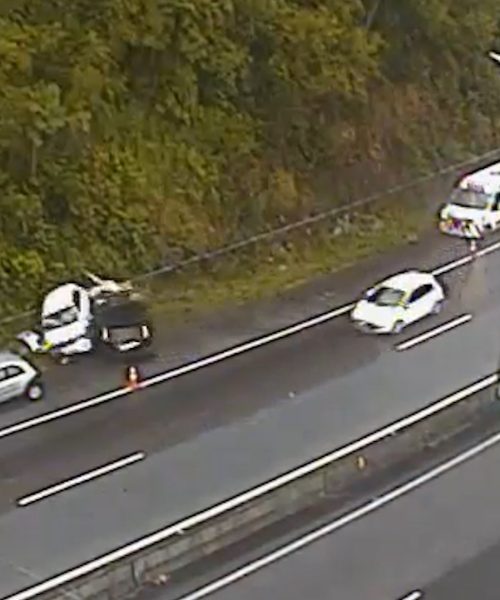 Imagem referente a Vídeo chocante mostra momento em que carro desgovernado atropela policiais da PRF e mais duas pessoas na BR-101