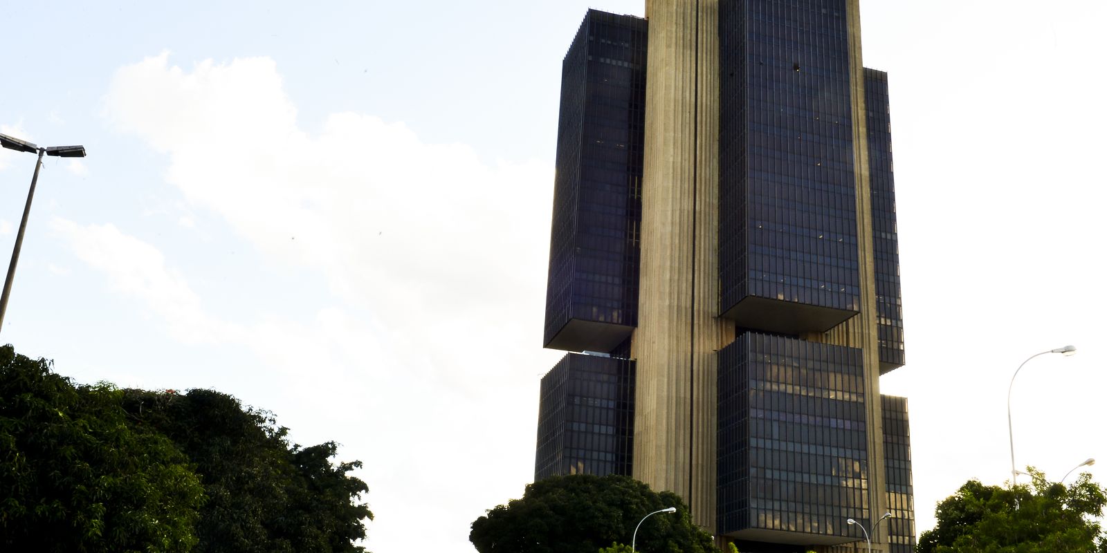 Juros do crédito pessoal e cartão rotativo avançam para as famílias Juros do crédito pessoal e cartão rotativo avançam para as famílias