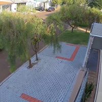 Imagem referente a Câmera flagra momento em que Gol derrapa e bate em poste no bairro Esmeralda