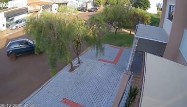 Imagem referente a Câmera flagra momento em que Gol derrapa e bate em poste no bairro Esmeralda