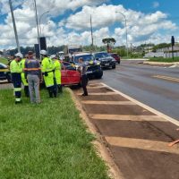 Imagem referente a Gol fica destruído em acidente com caminhão no Trevo da Portal