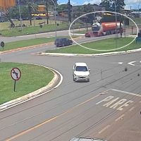 Imagem referente a Vídeo registra imprudência que resultou em acidente no Trevo da Portal