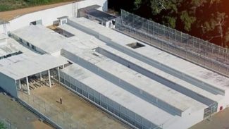 Após fuga, autoridades procuram 12 detentos de prisão em Maués (AM) Após fuga, autoridades procuram 12 detentos de prisão em Maués (AM)