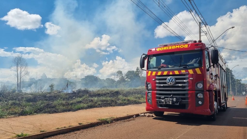 Bombeiros combatem incêndio em área de vegetação na Rua Rio da Paz