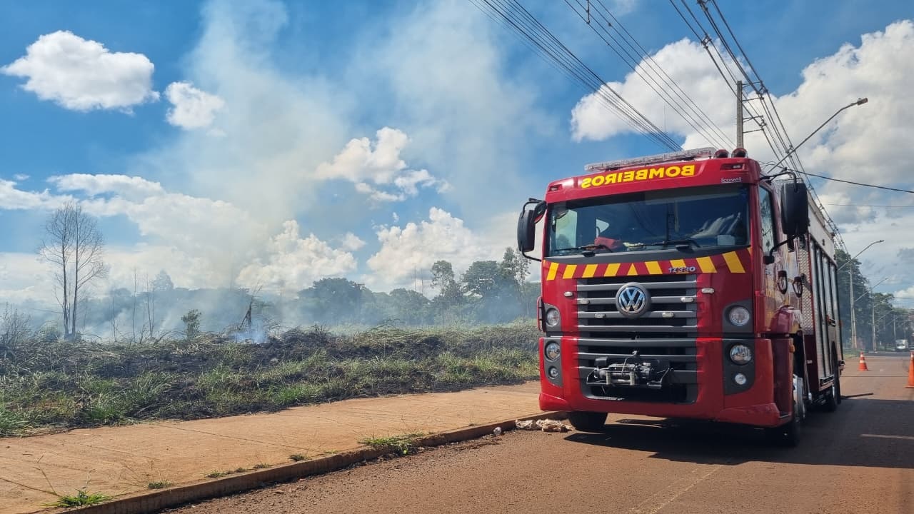Bombeiros combatem incêndio em área de vegetação na Rua Rio da Paz
