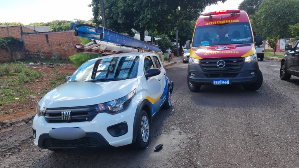 Motociclista fica ferido ao colidir contra Fiat Mobi na Rua Maracaí, no Jardim Alvorada
