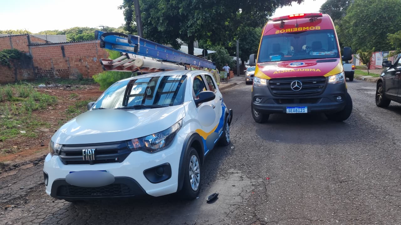 Motociclista fica ferido ao colidir contra Fiat Mobi na Rua Maracaí, no Jardim Alvorada